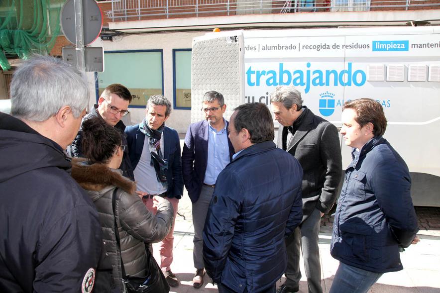 Visita a Demo de Hidrolimpiadora - Imagen del alcalde de Alcobendas Rafael Sánchez Acera, el vicealcalde Miguel Ángel Arranz, la concejala de Medio Ambiente Cristina Martínez y los concejales de distrito comentando los resultados de la demostración con otras personas.