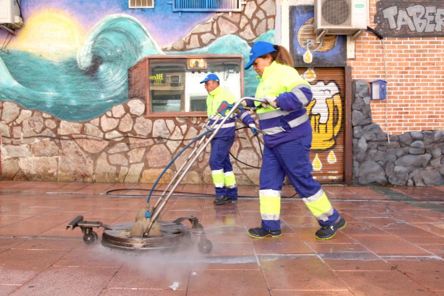Visita a Demo de Hidrolimpiadora -  Imagen de dos empleados del ayuntamiento probando la Hidrolimpiadora en una calle del municipio.
