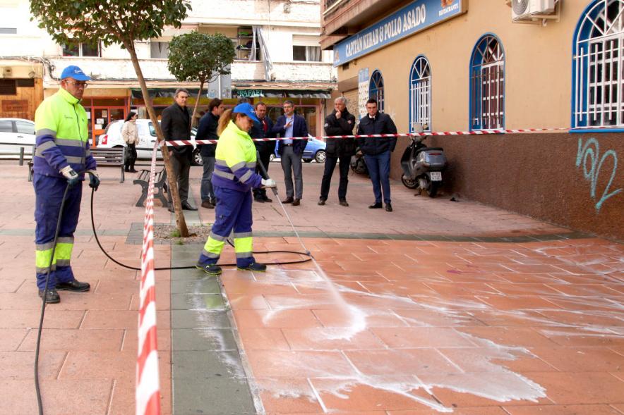 Visita a Demo de Hidrolimpiadora - Imagen de dos empleados del ayuntamiento probando la Hidrolimpiadora en una calle del municipio y las autoridades municipales observando los resultados.