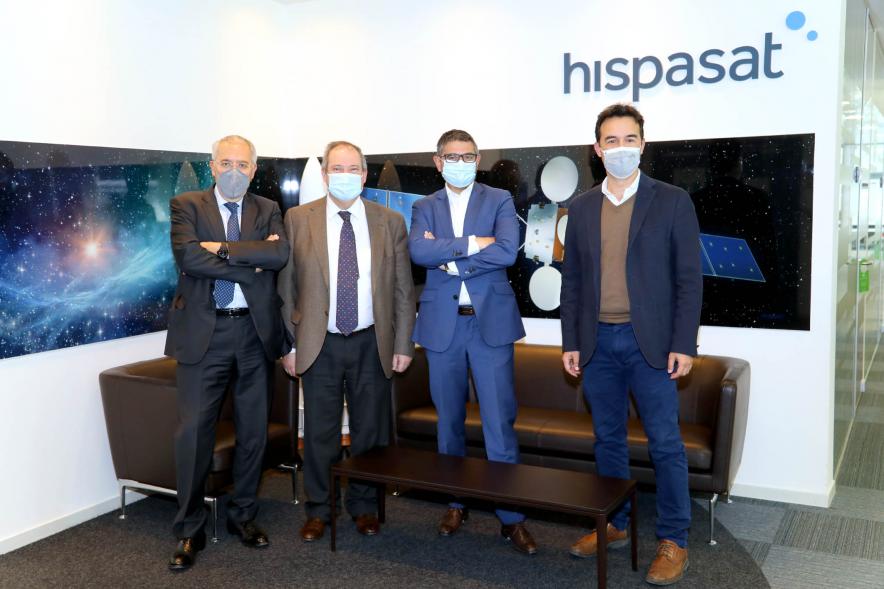 Alcalde Rafael Sánchez, concejal Roberto Fraile Herrera con representantes de Hispasat
