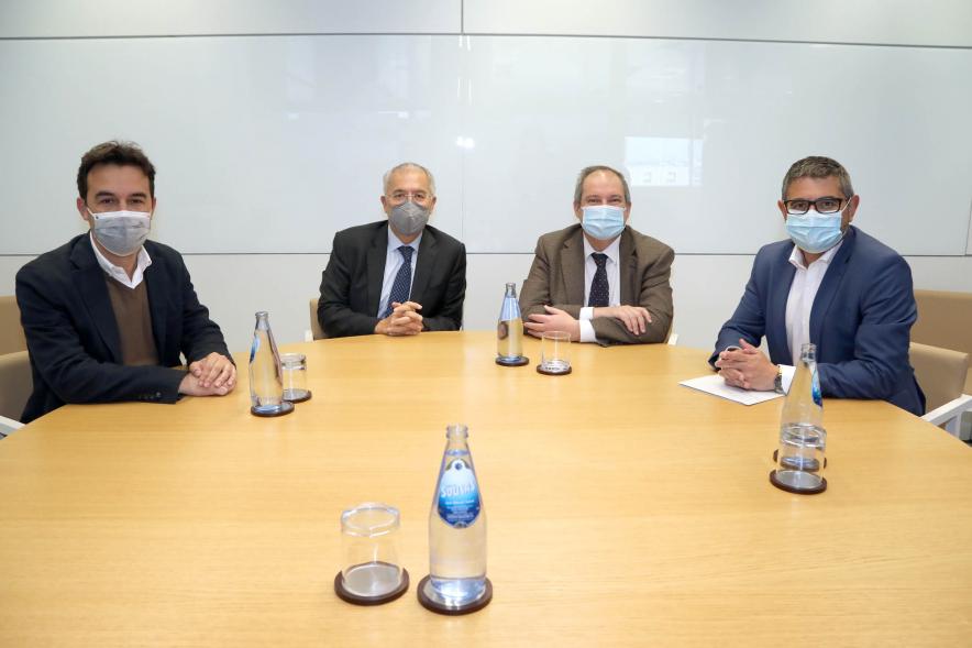 Alcalde Rafael Sánchez, concejal Roberto Fraile Herrera con representantes de Hispasat