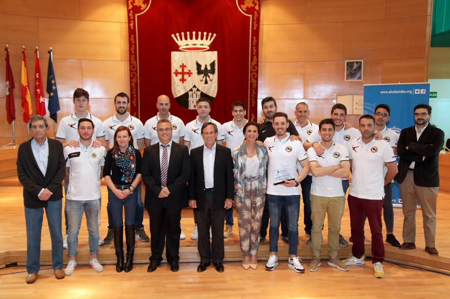 Recepción Equipo de Hockey sobre Patines por su Ascenso de Categoría - Posado de las autoridades municipales con el equipo.