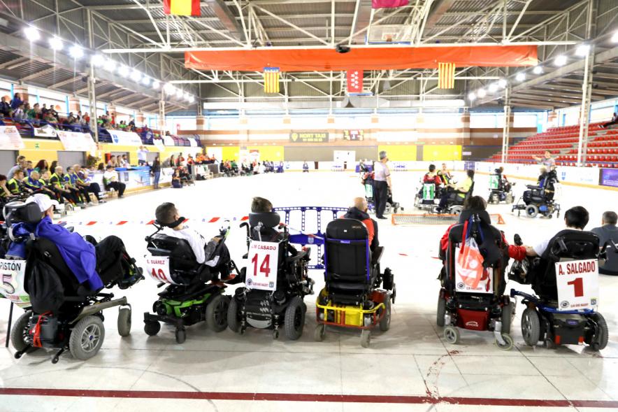 Campeonato de España de Hockey Silla de Ruedas Eléctricas - Imagen de los dorsales de los jugadores colgados en sus sillas.