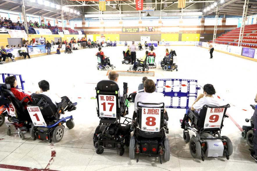 Campeonato de España de Hockey Silla de Ruedas Eléctricas - Imagen de los dorsales de los jugadores colgados en sus sillas.