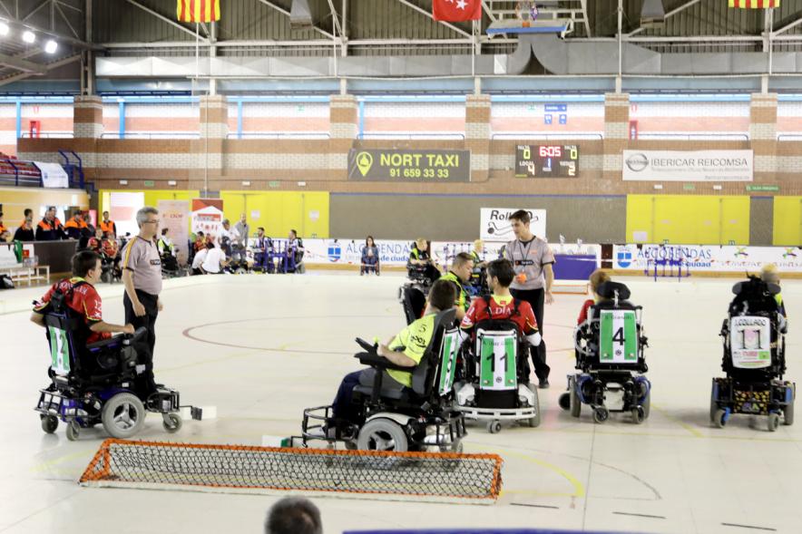 Campeonato de España de Hockey Silla de Ruedas Eléctricas - Imagen  del árbitro dirigiéndose a los jugadores.