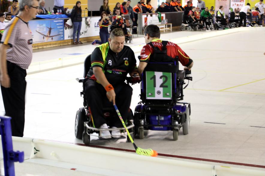 Campeonato de España de Hockey Silla de Ruedas Eléctricas - Imagen del partido con dos jugadores y el árbitro.