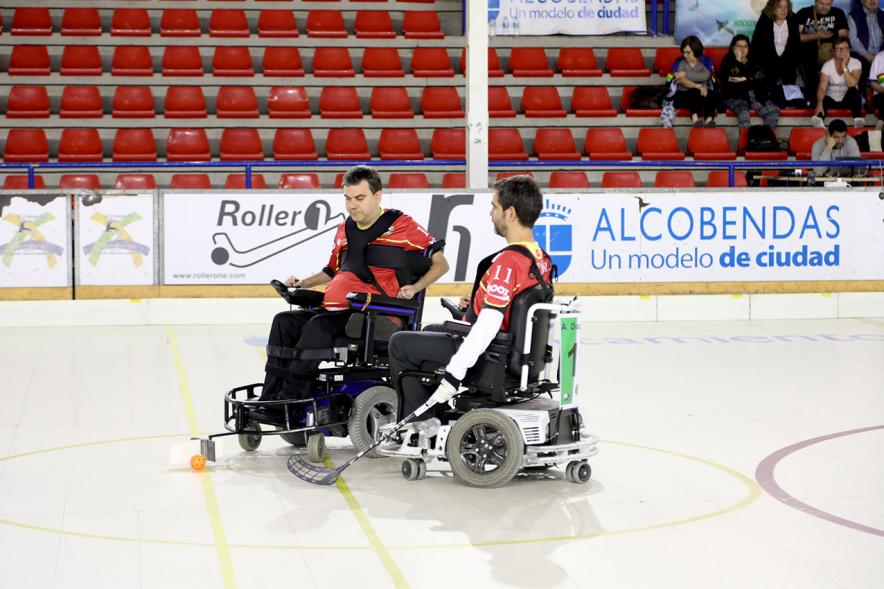 Campeonato de España de Hockey Silla de Ruedas Eléctricas - Imagen de dos jugadores con  sus sillas.