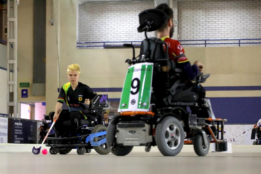 Campeonato de España de Hockey Silla de Ruedas Eléctricas -  Imagen de dos jugadores con  sus sillas.