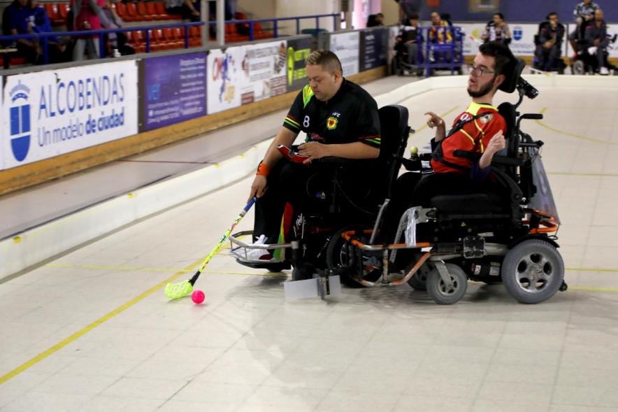 Campeonato de España de Hockey Silla de Ruedas Eléctricas -  Imagen del partido con dos jugadores.