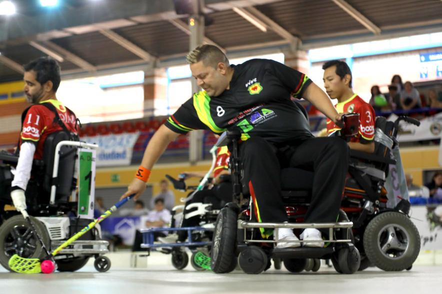 Campeonato de España de Hockey Silla de Ruedas Eléctricas - Imagen de varios jugadores disputando la pelota.