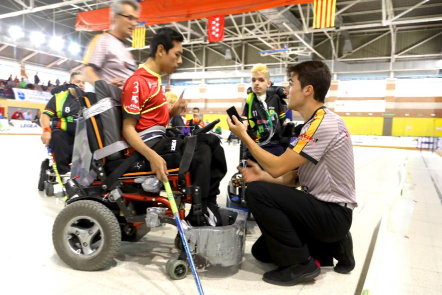 Campeonato de España de Hockey Silla de Ruedas Eléctricas -   Imagen de un jugador y el árbitro.