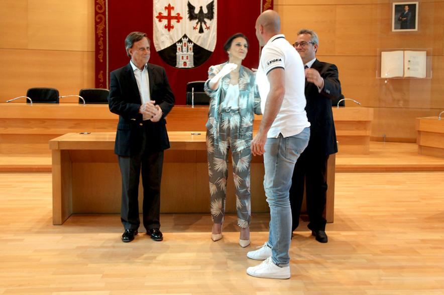 Recepción Equipo de Hockey sobre Patines por su Ascenso de Categoría - Imagen de las autoridades con un jugador.