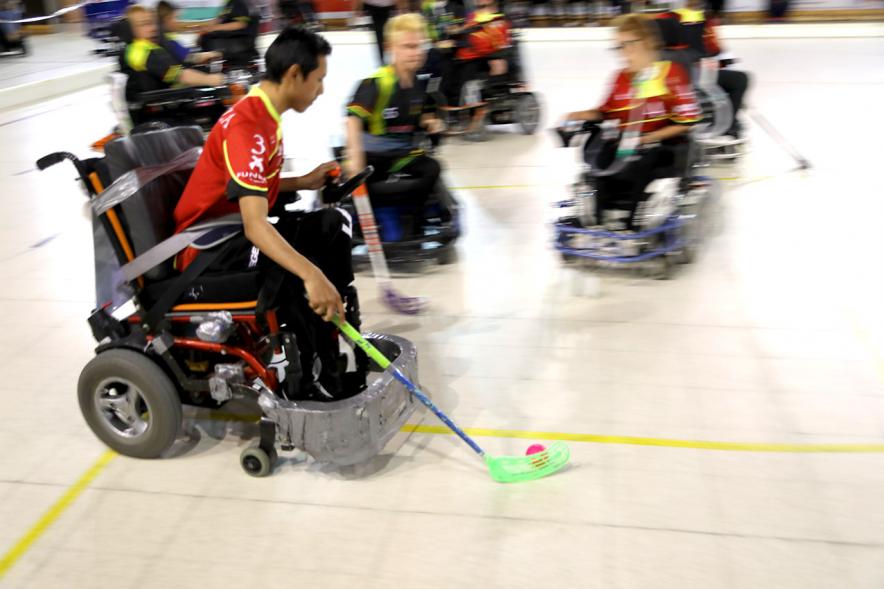 Campeonato de España de Hockey Silla de Ruedas Eléctricas -  Imagen en movimiento de los jugadores durante el partido.