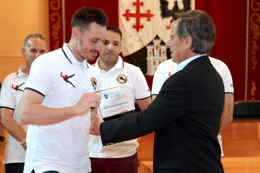 Recepción Equipo de Hockey sobre Patines por su Ascenso de Categoría -  El alcalde entrega un diploma a un jugador.