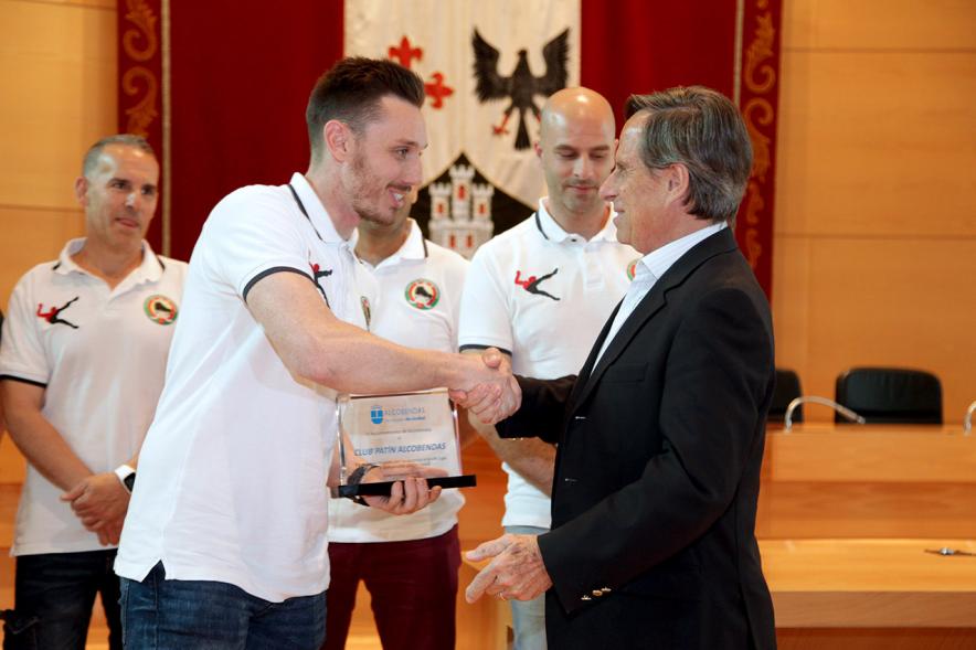 Recepción Equipo de Hockey sobre Patines por su Ascenso de Categoría - El alcalde entrega un diploma a un jugador.