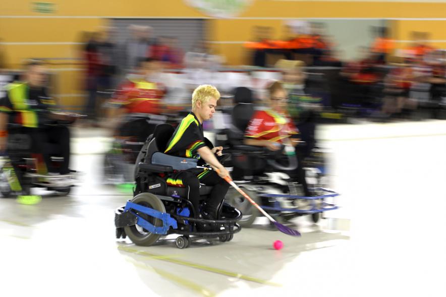 Campeonato de España de Hockey Silla de Ruedas Eléctricas -  Imagen en movimiento de los jugadores durante el partido.