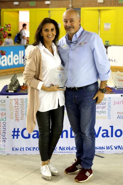 Campeonato de España de Hockey Silla de Ruedas Eléctricas - Imagen de la concejal con un responsable del torneo. 