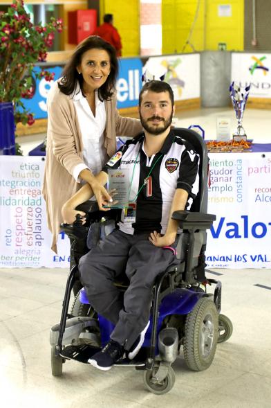 Campeonato de España de Hockey Silla de Ruedas Eléctricas - Posado de la concejal con un jugador.