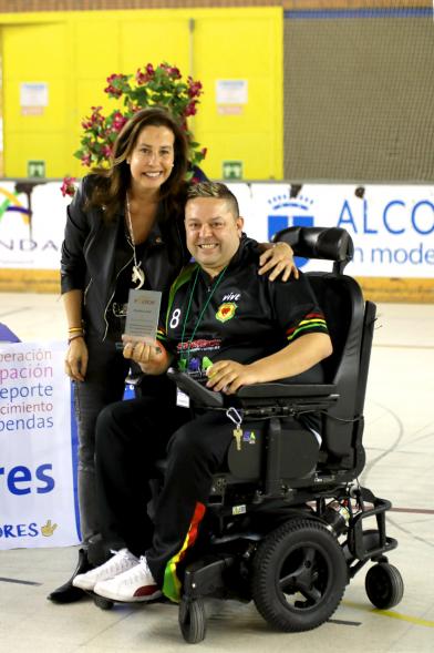 Campeonato de España de Hockey Silla de Ruedas Eléctricas - Posado de la concejal con un jugador.