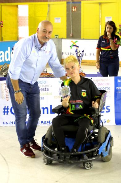 Campeonato de España de Hockey Silla de Ruedas Eléctricas - Posado del organizador  con un jugador.
