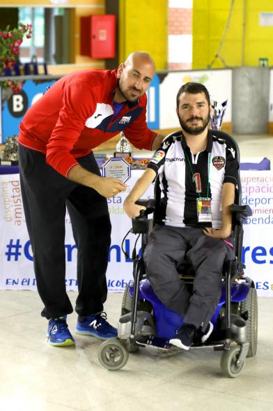 Campeonato de España de Hockey Silla de Ruedas Eléctricas - Posado del responsable  con  un jugador.