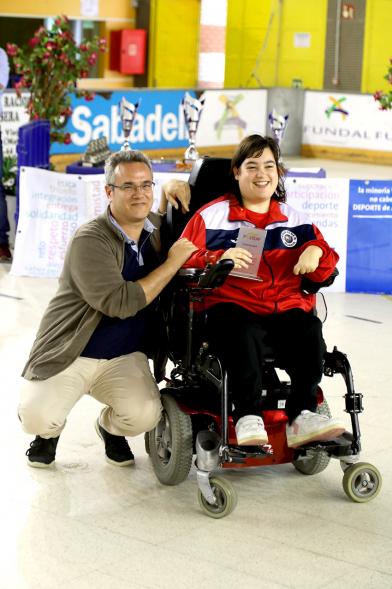 Campeonato de España de Hockey Silla de Ruedas Eléctricas - Posado de un jugador con el responsable.