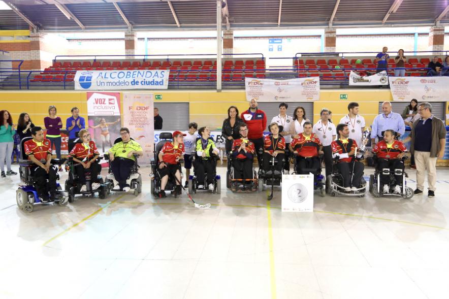 Campeonato de España de Hockey Silla de Ruedas Eléctricas -  Imagen grupal de los dos equipos.