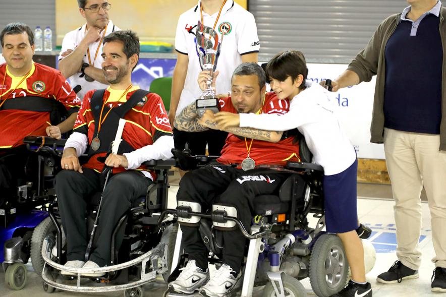 Campeonato de España de Hockey Silla de Ruedas Eléctricas - Imagen de los jugadores con sus familias.