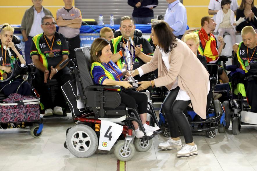 Campeonato de España de Hockey Silla de Ruedas Eléctricas - Imagen de uno de los equipos con la concejal.                          