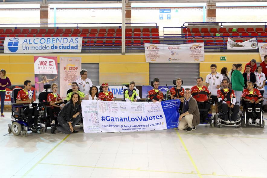 Campeonato de España de Hockey Silla de Ruedas Eléctricas - Posado de los jugadores con su pancarta solidaria. 