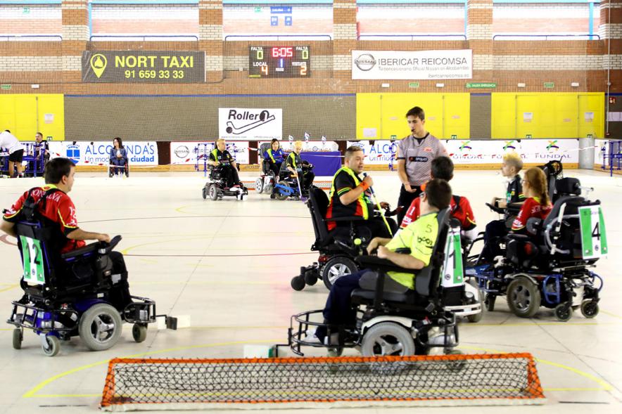 Campeonato de España de Hockey Silla de Ruedas Eléctricas - Imagen de los jugadores escuchando al árbitro.