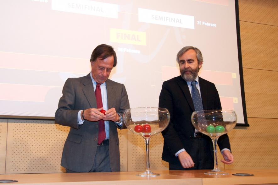 Presentación 74ª Copa del Rey de Hockey Patines -El alcalde en el sorteo.