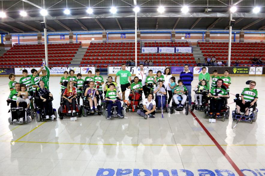 Vista general de participantes posando sobre la pista 