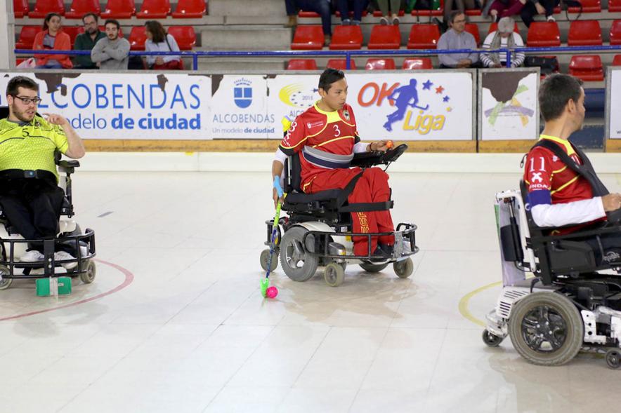 Campeonato de España de Selecciones Autonómicas de Hockey en Silla de Ruedas - Imagen de la disputa por la bocha de varios jugadores.