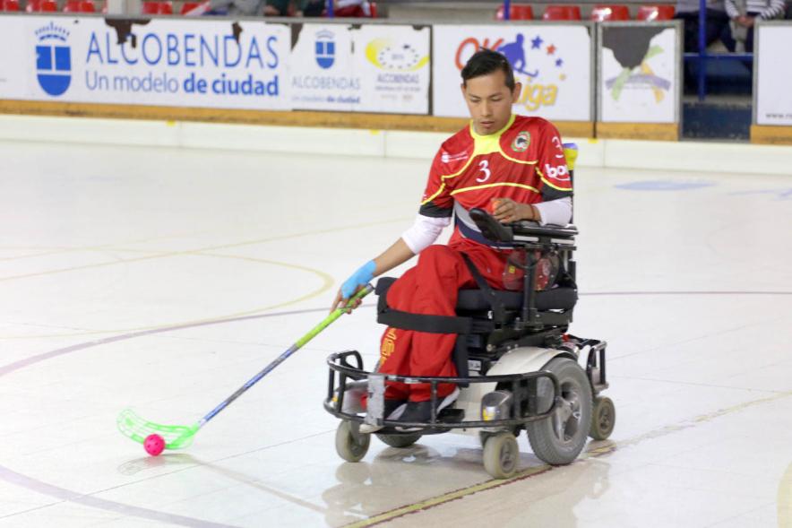 Campeonato de España de Selecciones Autonómicas de Hockey en Silla de Ruedas - Imagen de un jugador dando a la  bocha.