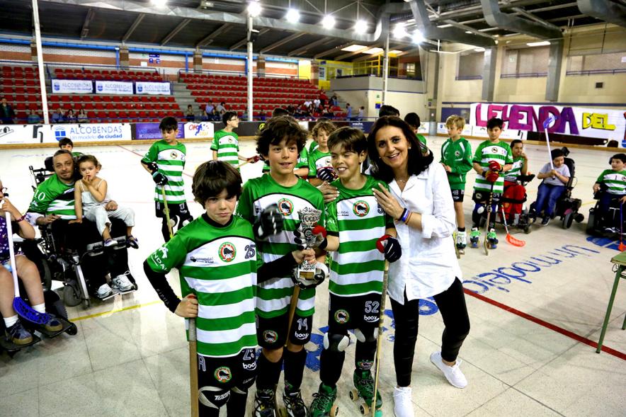 Participantes posando con el trofeo