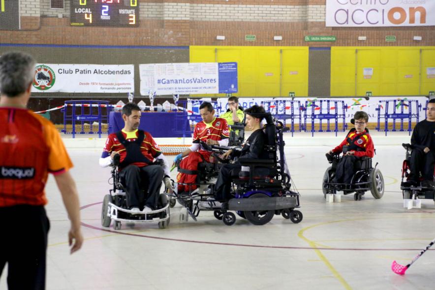Campeonato de España de Selecciones Autonómicas de Hockey en Silla de Ruedas -  Imagen de cuatro jugadores disputando la pelota.