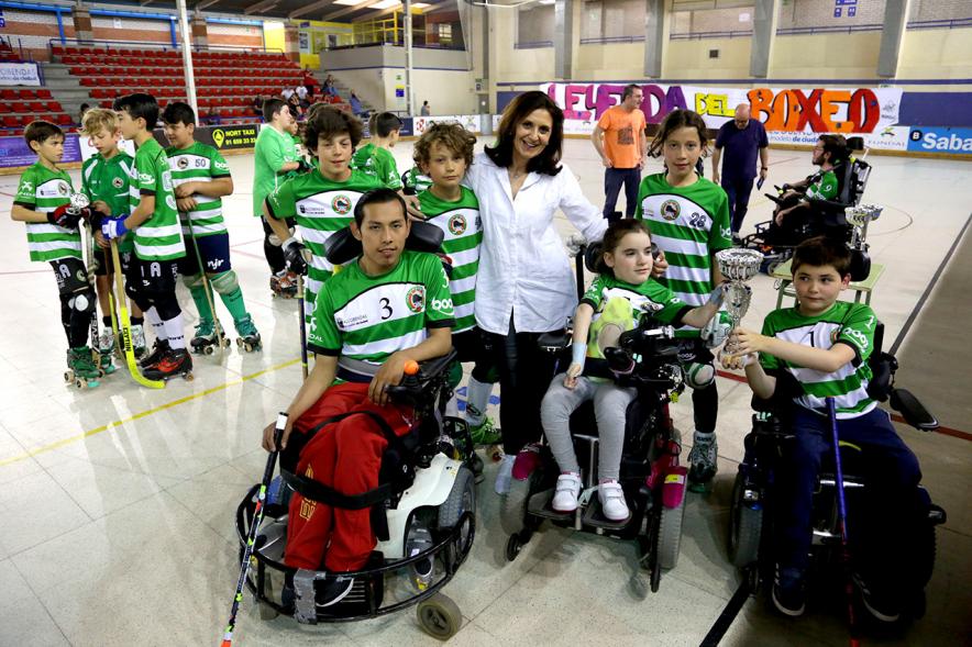 Jugadores con distintas discapacidades posando con trofeo