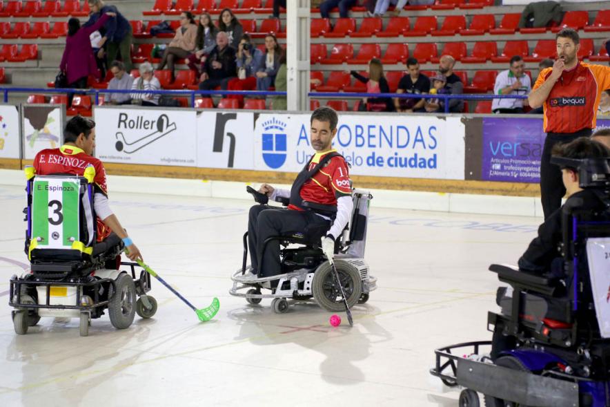 Campeonato de España de Selecciones Autonómicas de Hockey en Silla de Ruedas - Imagen de la disputa por la bocha de varios jugadores.