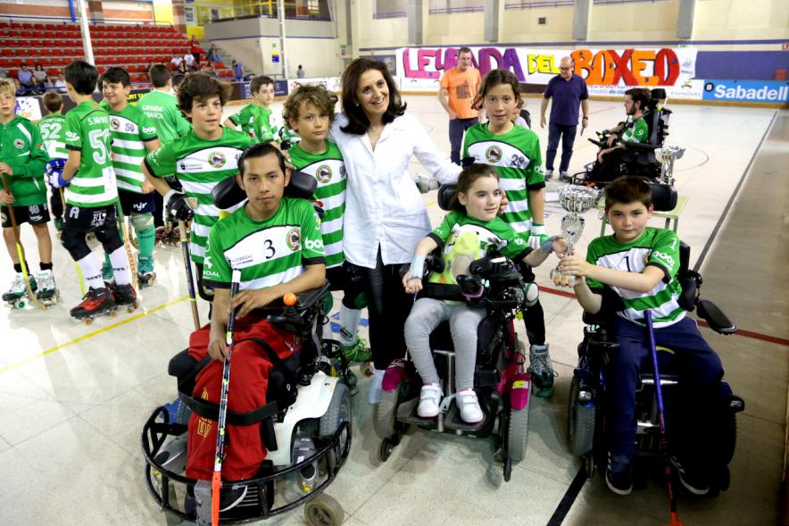 Participantes con distintas discapacidades posando con trofeo