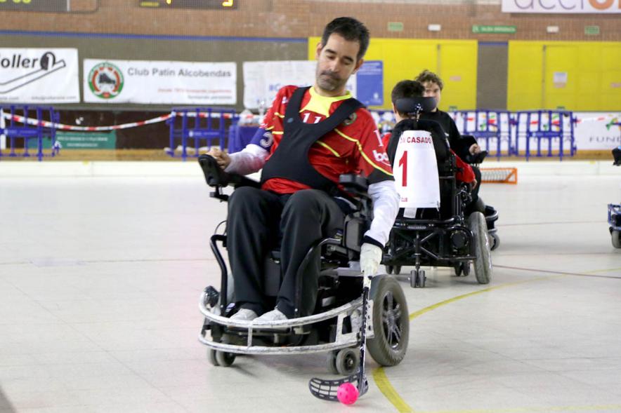 Campeonato de España de Selecciones Autonómicas de Hockey en Silla de Ruedas -  Imagen de un  jugador tocando la bocha.