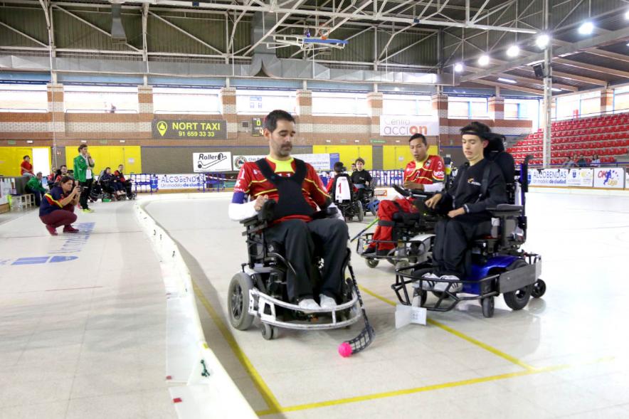 Campeonato de España de Selecciones Autonómicas de Hockey en Silla de Ruedas - Imagen de dos jugadores durante el partido.