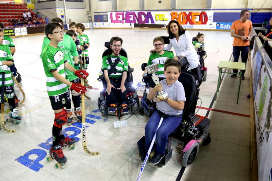 Participantes con diversas discapacidades durante el evento