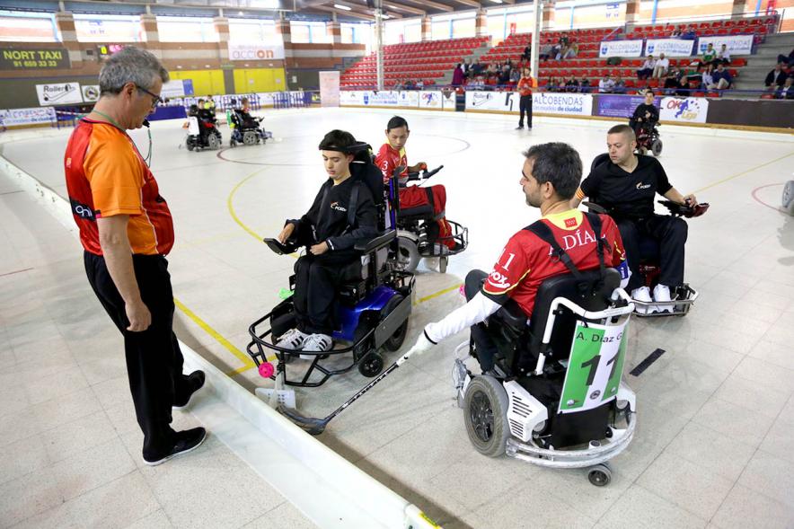 Campeonato de España de Selecciones Autonómicas de Hockey en Silla de Ruedas - Imagen de la disputa por la bocha de varios jugadores.