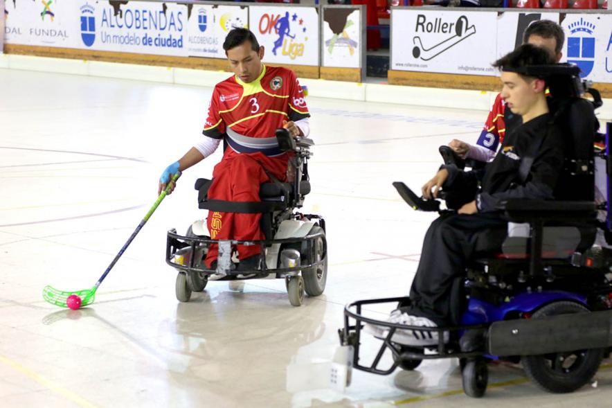 Campeonato de España de Selecciones Autonómicas de Hockey en Silla de Ruedas -Imagen de la disputa por la bocha de varios jugadores.