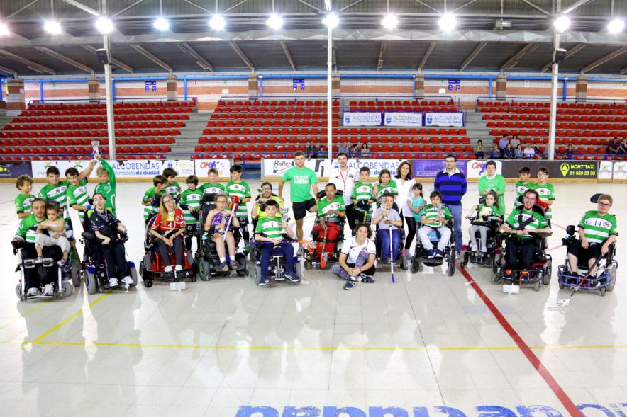 Participantes posando juntos en el centro de la pista