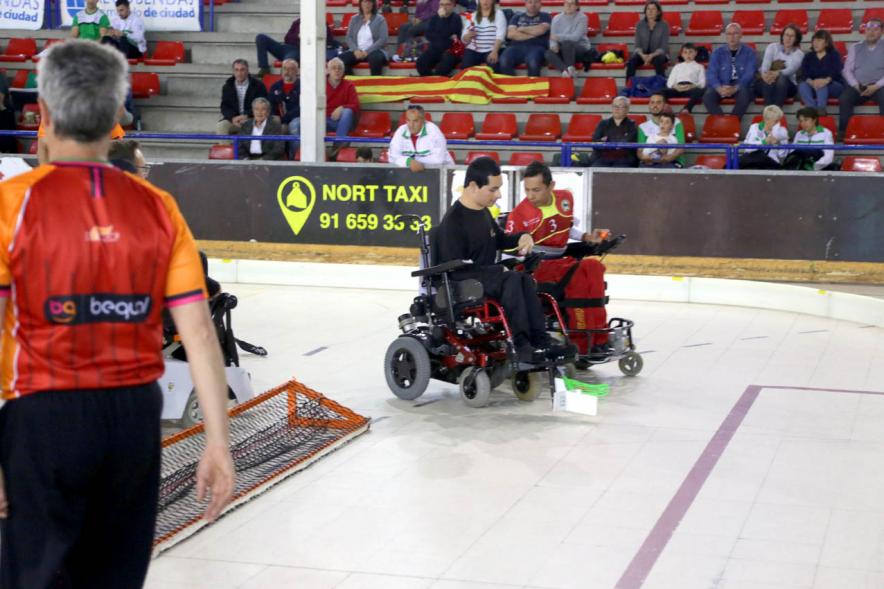 Campeonato de España de Selecciones Autonómicas de Hockey en Silla de Ruedas - Imagen de la disputa por la bocha de varios jugadores.