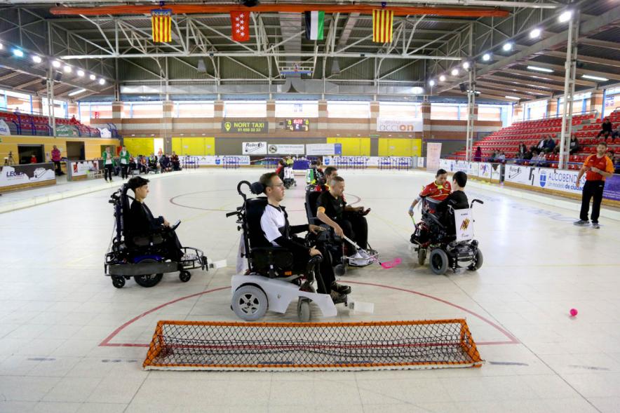 Campeonato de España de Selecciones Autonómicas de Hockey en Silla de Ruedas - Imagen de la disputa por la bocha de varios jugadores.