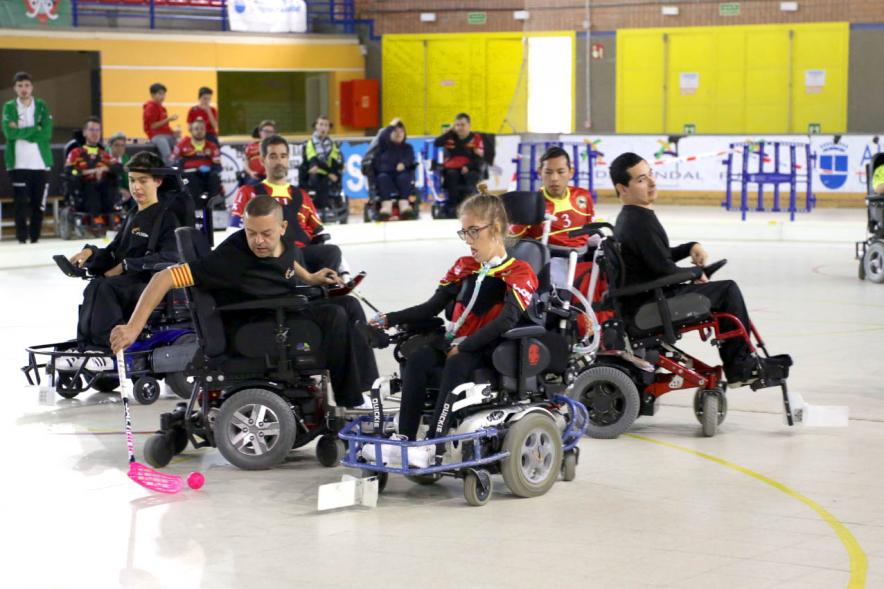 Campeonato de España de Selecciones Autonómicas de Hockey en Silla de Ruedas - Imagen de la disputa por la bocha de varios jugadores.