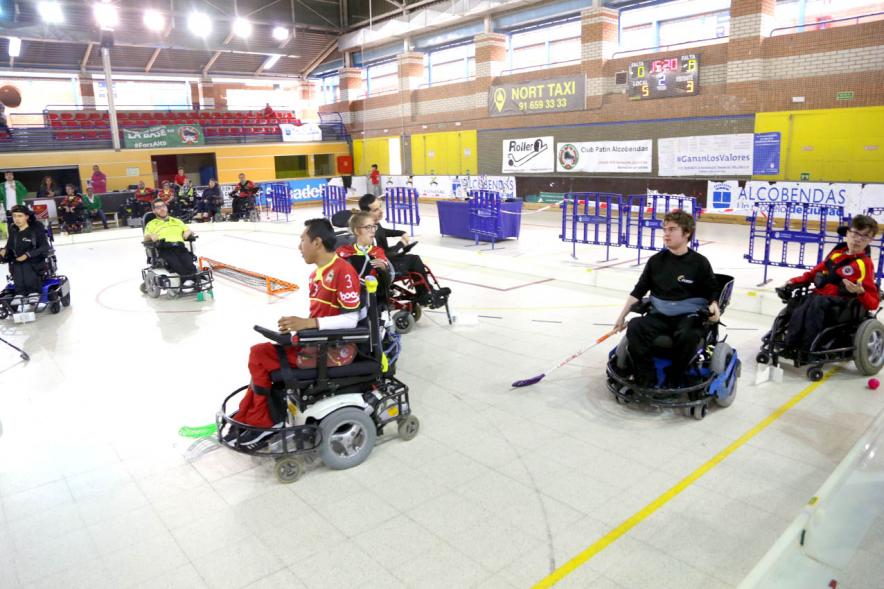 Campeonato de España de Selecciones Autonómicas de Hockey en Silla de Ruedas - Imagen global de la pista y los jugadores.